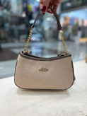 کیف دستی زنانه حصیری کرم با بند زنجیری طلایی