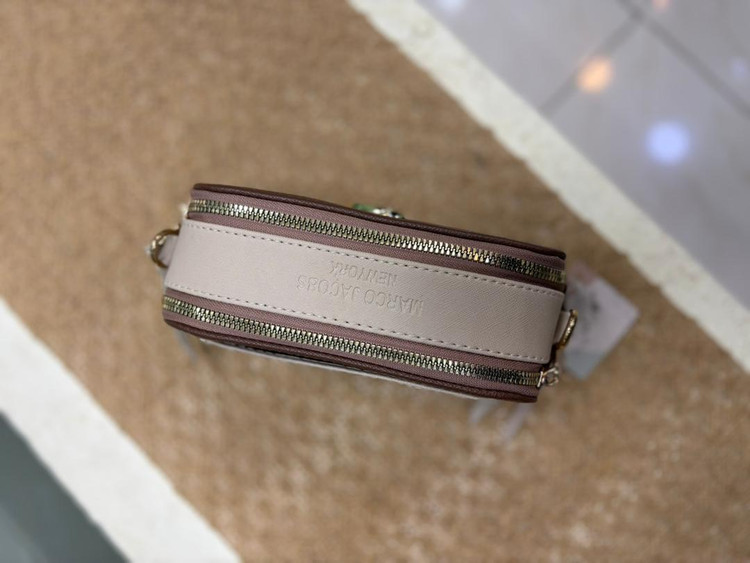 کیف جاکوبز با طراحی مینیمال و جذاب